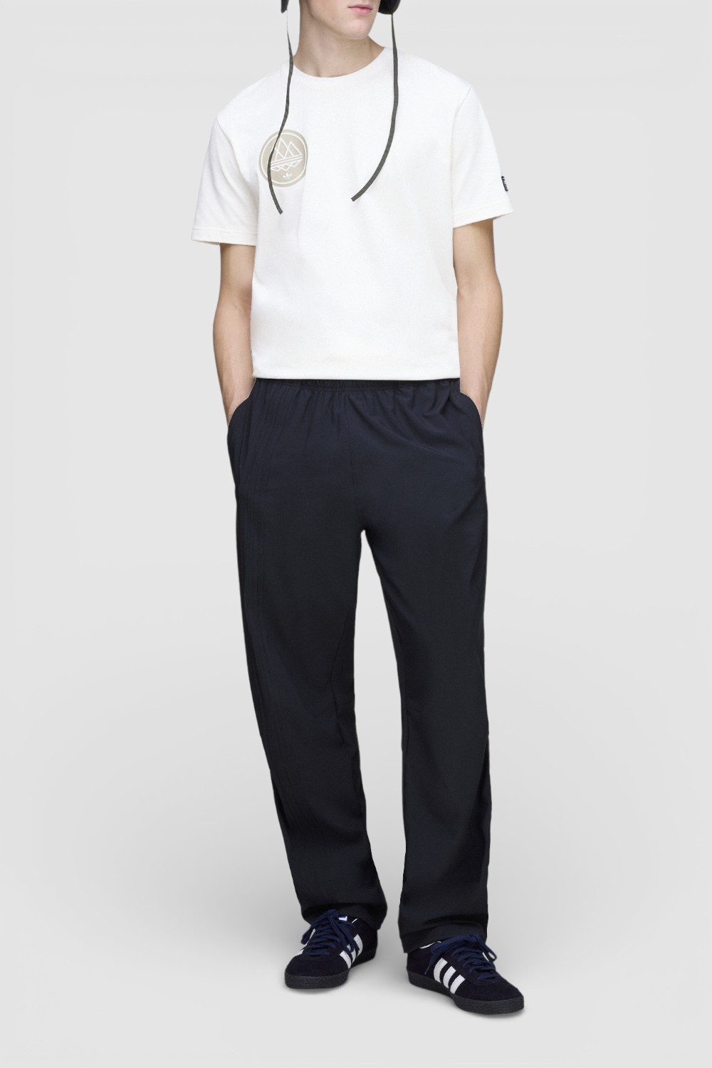 תמונת כל הלוק של חולצת טי